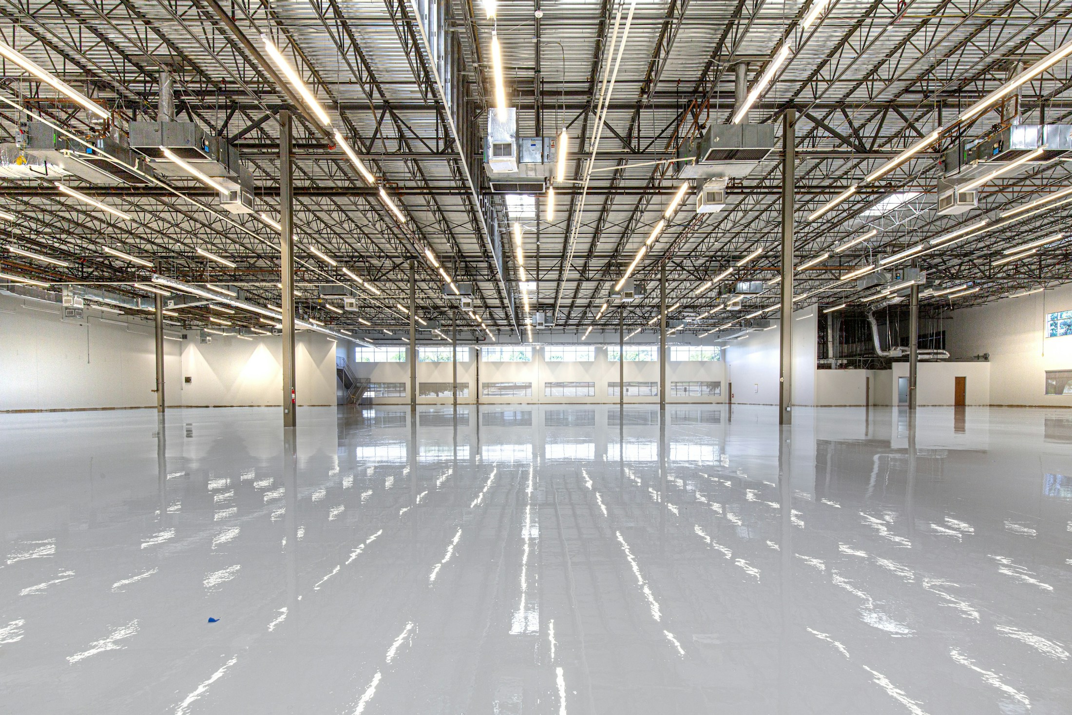 Ambiente industrial com piso contínuo e acabamento brilhante