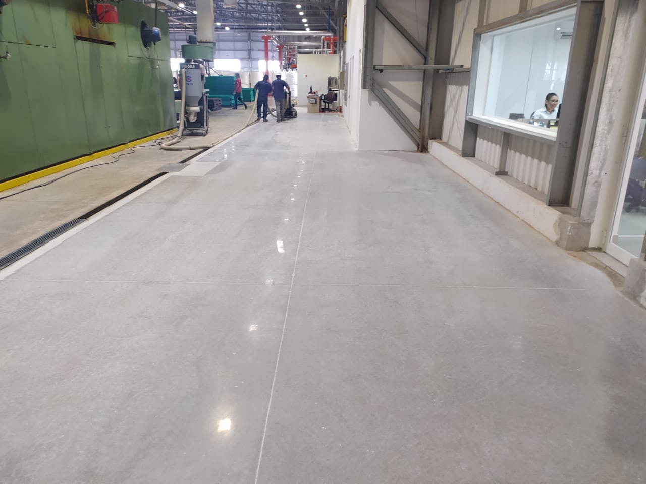 Corredor industrial com superfície de concreto polido