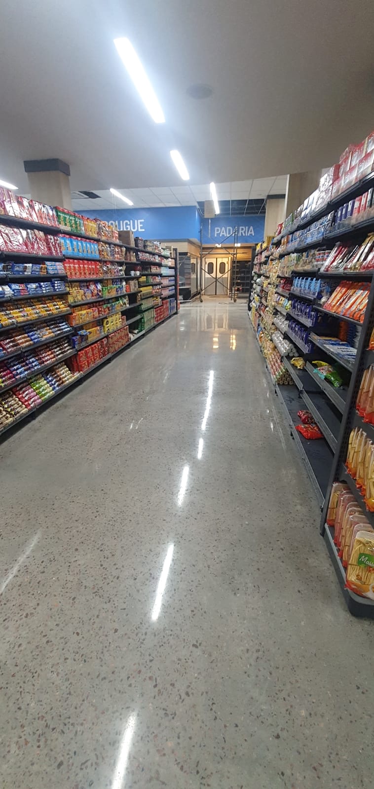 Piso de concreto polido entre as prateleiras de um supermercado