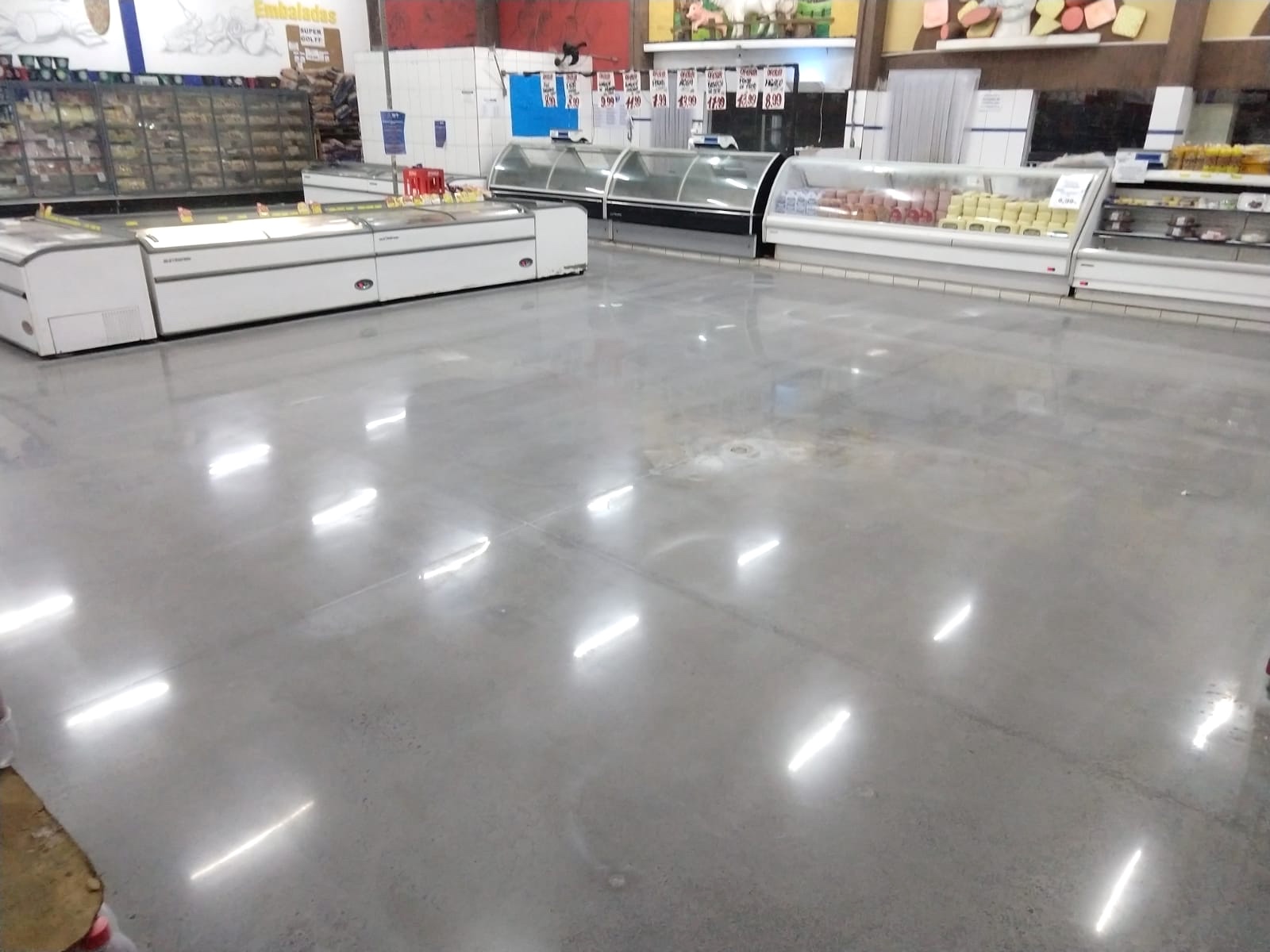 Piso de concreto polido diante dos balcões de um supermercado